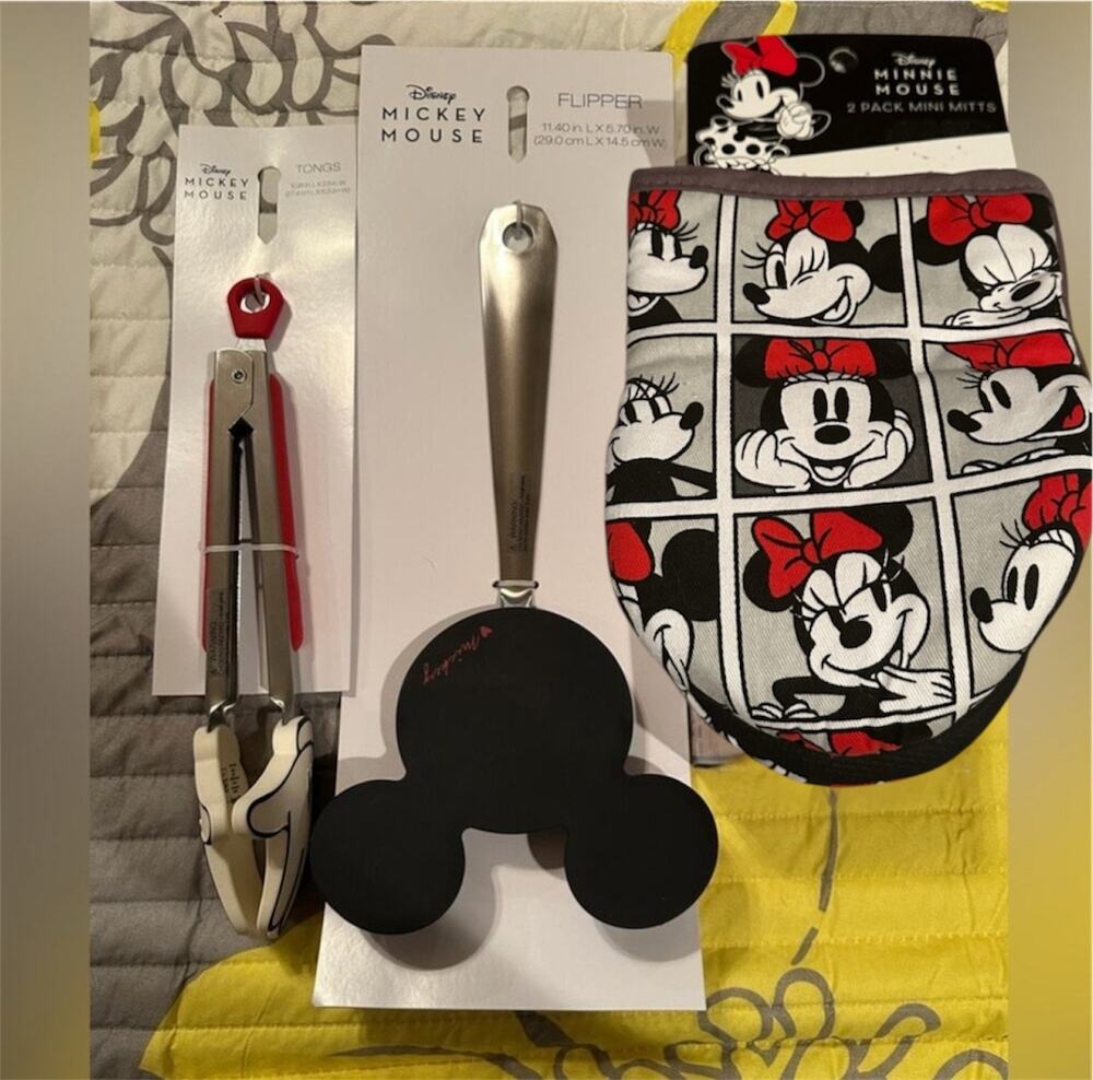 NIB Disney Parks Kitchen 3-pc Set Spatula Tongs & pot holders holders